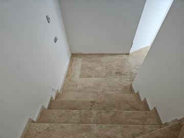 stairs-to-lower-floor