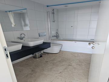 well-fitted-bathroom