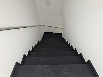 stairs-to-lower-level