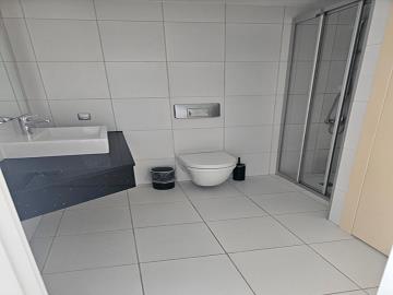 well-fitted-bathroom