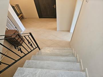 stairs-to-upper-floor
