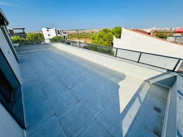 enjoys-a-fabulous-roof-terrace