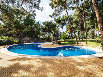 Villa-enjoys-access-to-communal-pools