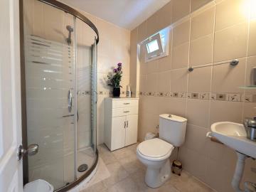 TC1687-family-bathroom