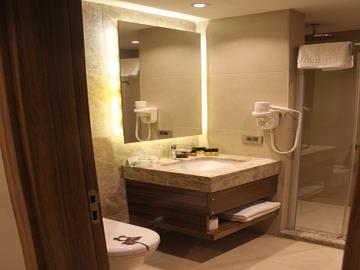 modern-fitted-bathroom