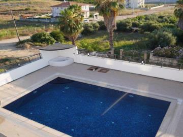 balcony-overlooks-pool