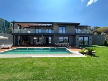 large-stylish-Villas-with-large-garden-and-pool