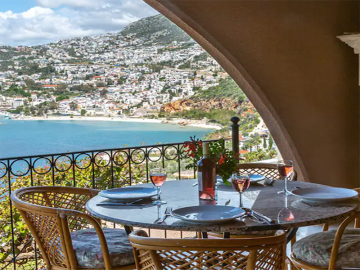 alfresco-dining-with-a-sea-view