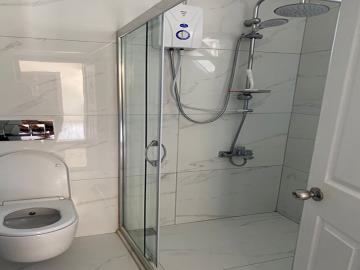 one-fully-fitted-bathroom