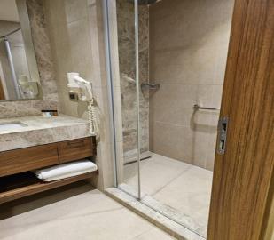 modern-fitted-bathroom