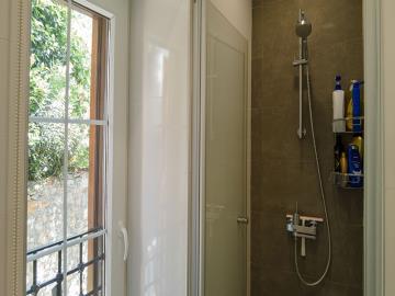 bathroom-with-shower