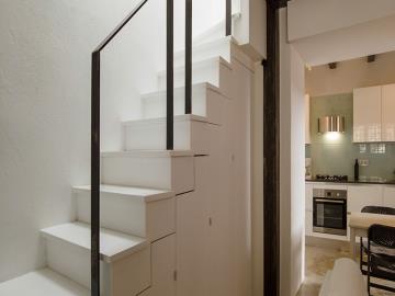 stairs-to-upper-floor