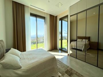 bedroom-with-access-to-garden