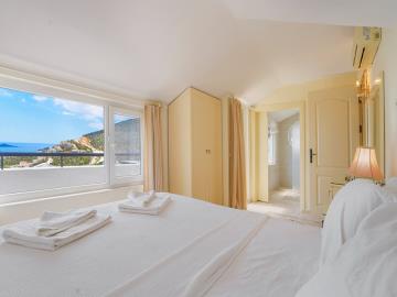 top-floor-bedroom-with-en-suite