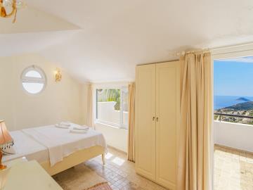 top-floor-bedroom-with-sea-view-roof-terrace