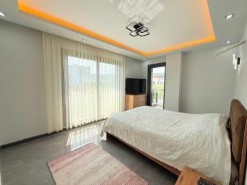 bedroom-with-access-to-balcony