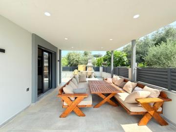 covered-outside-seating-area