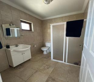 well-fitted-en-suite