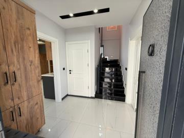 spacious-entryway
