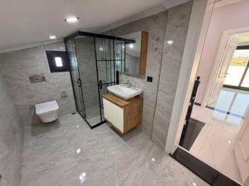 top-floor-family-bathroom