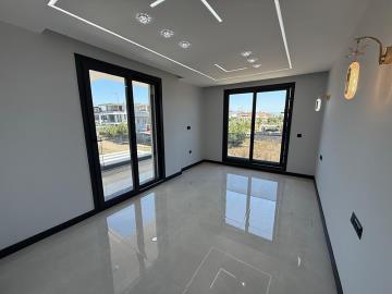 bedroom-with-access-to-balcony