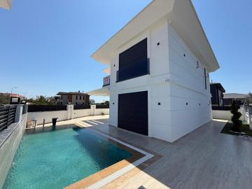 enjoys-a-private-outside-space