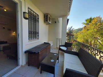 balcony-leads-off-lounge
