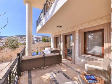 TC1992-spacious-balcony