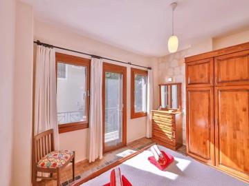 TC1992-spacious-double-bedroom