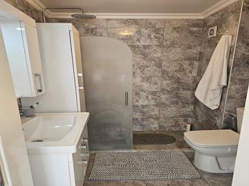Modern-bathroom