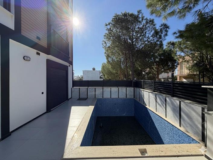 Image No.22-4 Bed Villa / Detached for sale