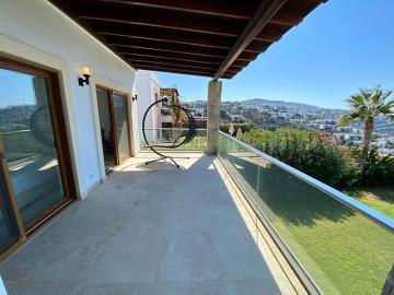 TC1933-Large-first-floor-balcony