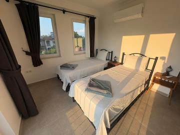 TC1939-bright-twin-bedroom