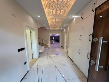 TC1941-entrance-and-hallway