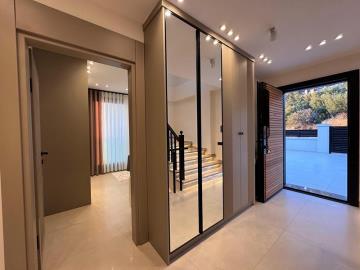 TC1942-entrance-with-storage