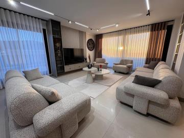 TC1942-large-lounge-and-seating-area