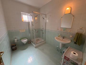 TC1943-family-bathroom