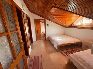 TC1943-feature-skylight-in-bedroom