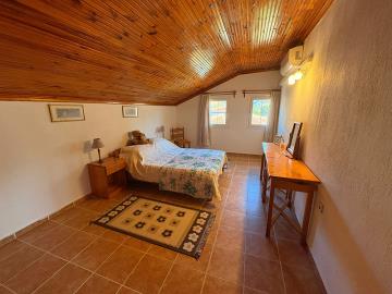 TC1943-feature-wood-panelling-in-bedroom