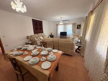 TC1943-large-dining-area