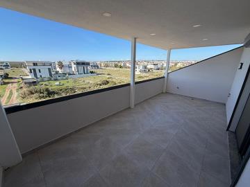 TC1944-huge-roof-terrace-with-storage