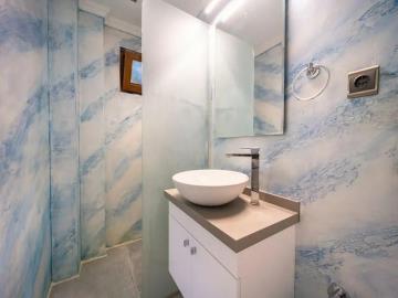 TC1940-Ensuite-bathroom