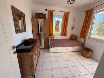 TC1945-bedroom-or-seating-area