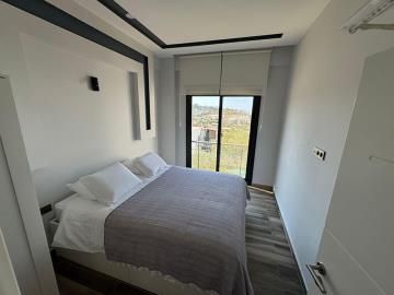 TC1946-bedroom-with-balcony