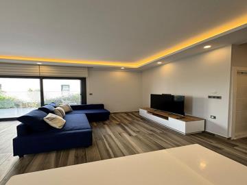 TC1946-bright-lounge-area