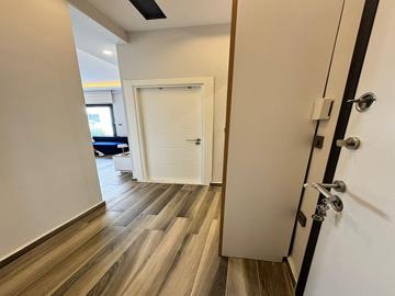 TC1946-entrance-and-hallway