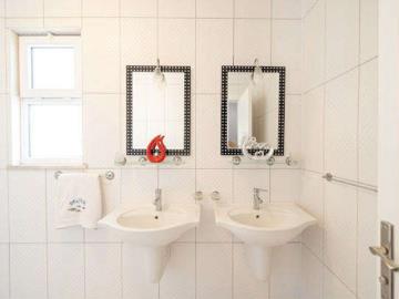 TC1949--His-n-her-bathroom