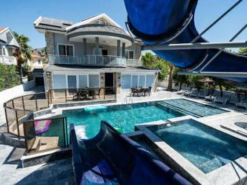 TC1949-impressive-pool-and-villa