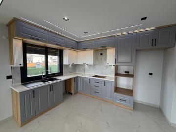 TC1947-spacious-fitted-kitchen