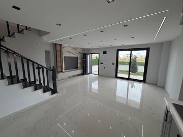 TC1947-spacious-lounge-and-patio-to-terrace